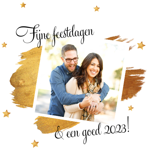 Stijlvolle kerstkaart met verfvegen en sterren in goudlook