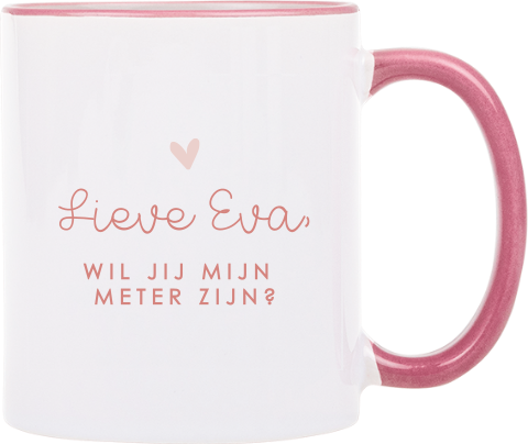 Mok met een roze oor en eenvoudige typografie met hartje
