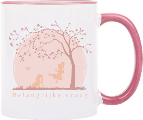 Witte mok met een roze oor en opdruk van een bloesemboom.