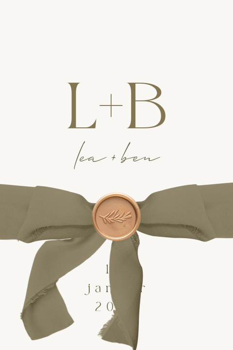 Klassische Hochzeitskarte mit Initialen, optionalem Seidenband und Siegel