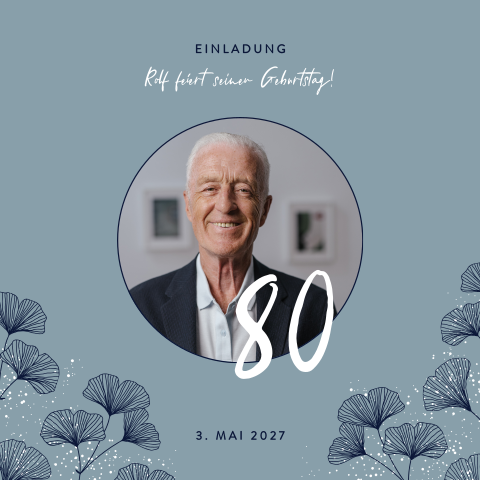 Blaue Einladung mit Gingko-Blättern und Foto