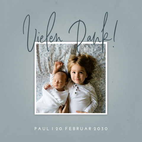 Dankeskarte mit runden Ecken und Foto auf grau-blauem Hintergrund