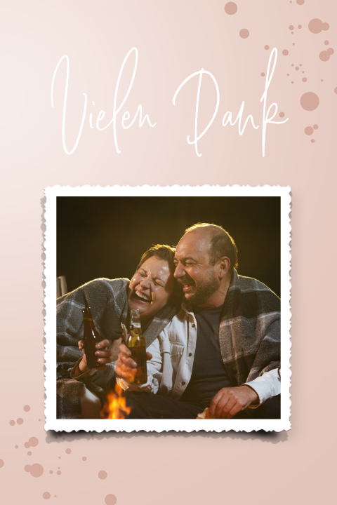 Dankeskarte zum Geburtstag mit rosa Hintergrund und Farbklechsen