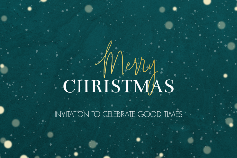 Goldfolien-Einladung in Weihnachtsambiente mit grünem Hintergrund