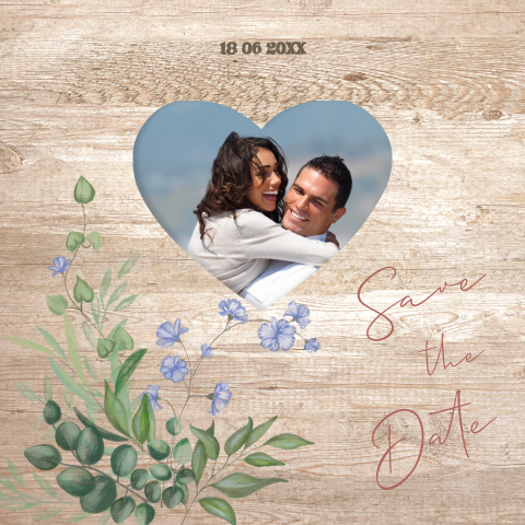 Schöne Save-the-Date-Karte mit Holzlook und blauen Blumen