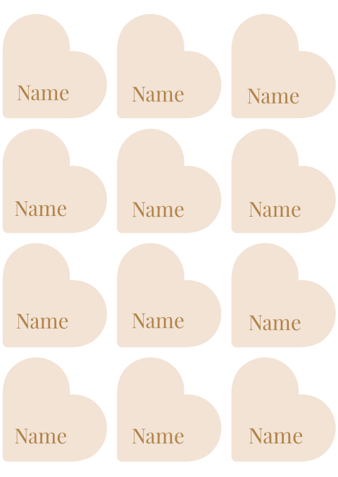 Elegante Namenskarten in beiger Herzform mit brauner Schrift und optionaler Menükarte