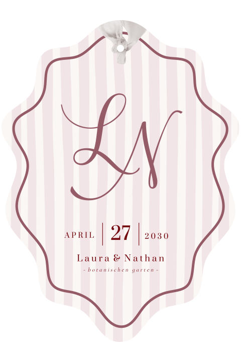 Originelle Hochzeitskarte in Berry mit Streifen, Initialen und optionalem Seidenand