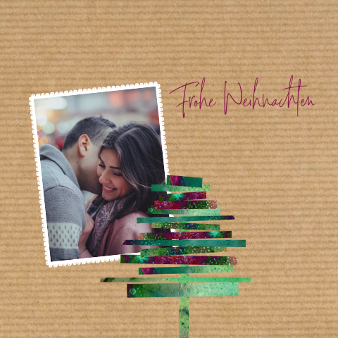 Moderne Weihnachtskarte mit Kraftpapier und Weihnachtsbaum
