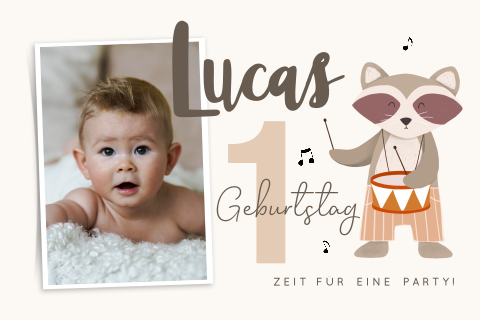 Süße Einladung zum 1. Geburtstag mit Waschbär Motiv und Foto