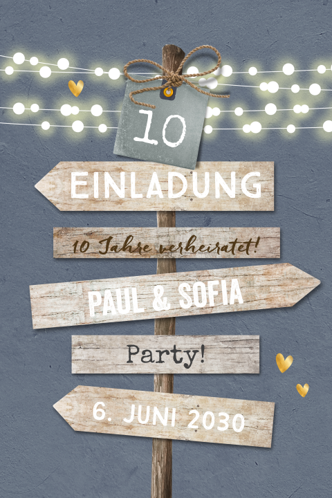 Einladung zum 10. Jahrestag mit Wegweiser und Lampengirlanden