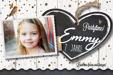 Tolle Einladung zum Kindergeburtstag mit Holzlook und schwarzem Herz