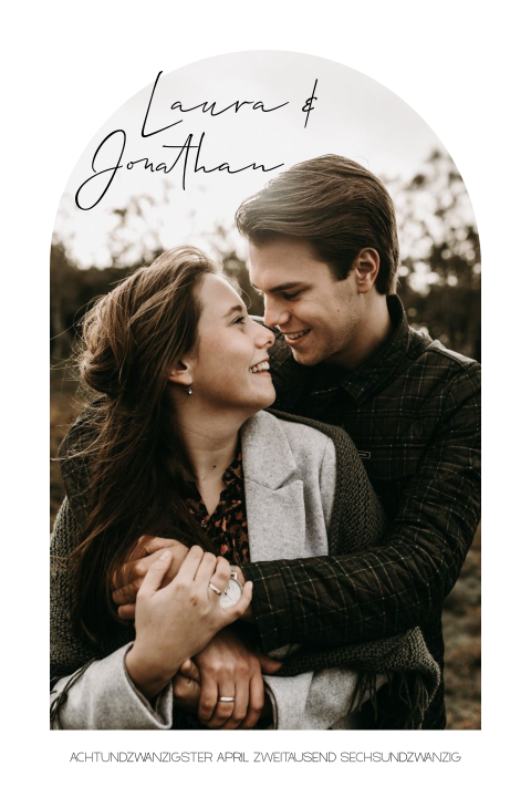 Schlichte Einladung zur Hochzeit in Bogenform mit und Foto des Paares