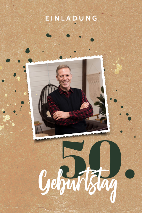 Geburtstagseinladung zum 50 auf sandfarbenem Hintergrund mit Foto