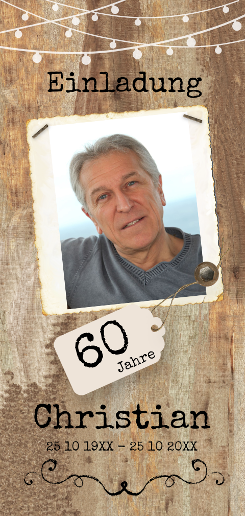 Einladungskarte mit Lichterkette und Foto auf Holzhintergrund