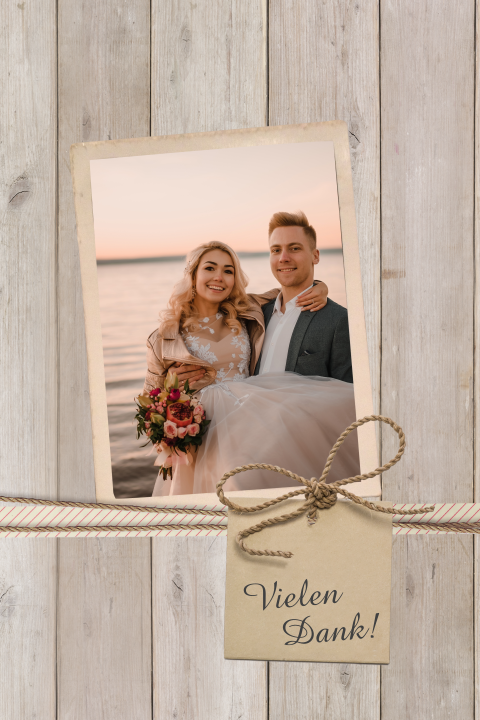 Dankeskarte zur Hochzeit mit Foto und Holzlook-Hintergrund