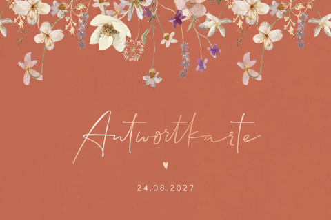 Romantische Antwortkarte mit verspielten Blumen