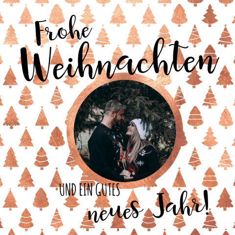 Frohe Weihnachtsgrüße mit Weihnachtsbäumen in Kupferoptik