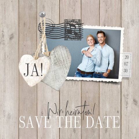 Trendige Save-the-Date Karte mit Briefmarken-Foto und Holzherzen