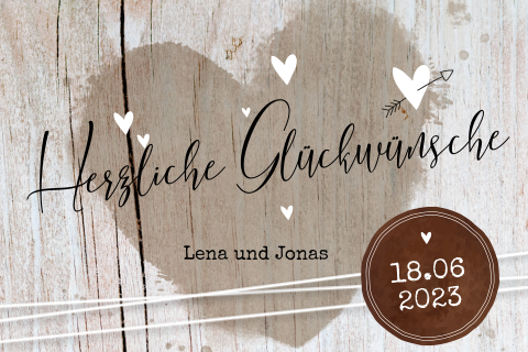 Originelle Gästebuchkarte mit Herzen auf Holzhintergrund