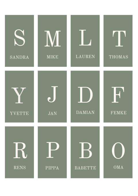 Grüne Namenskarten mit Initialen