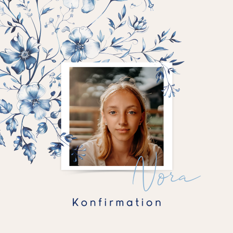 Verspielte Einladung zur Konfirmation mit blauen Blüten