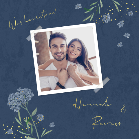 Stilvolle Hochzeitseinladung in Goldfolie mit Foto und Blumen