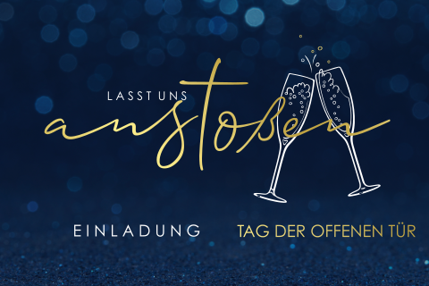 Geschäftliche Einladung zumTag offenen Tür mit Sektgläsern
