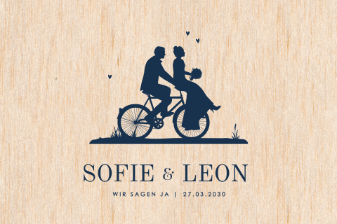 Idyllische Hochzeitskarte mit Paar auf Fahrrad auf Holz