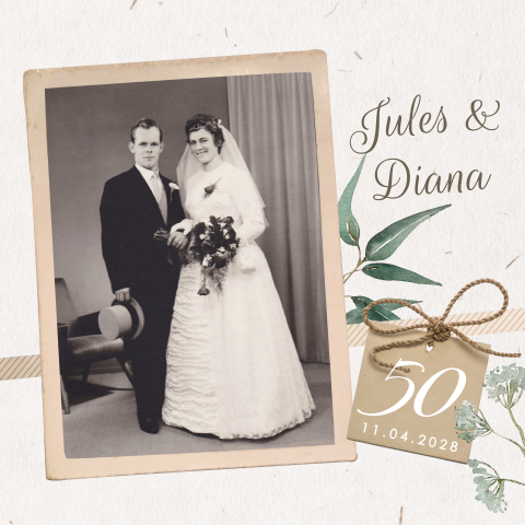 Vintage Goldene Hochzeitseinladung mit Schwarz-Weiß Foto und Blumen.