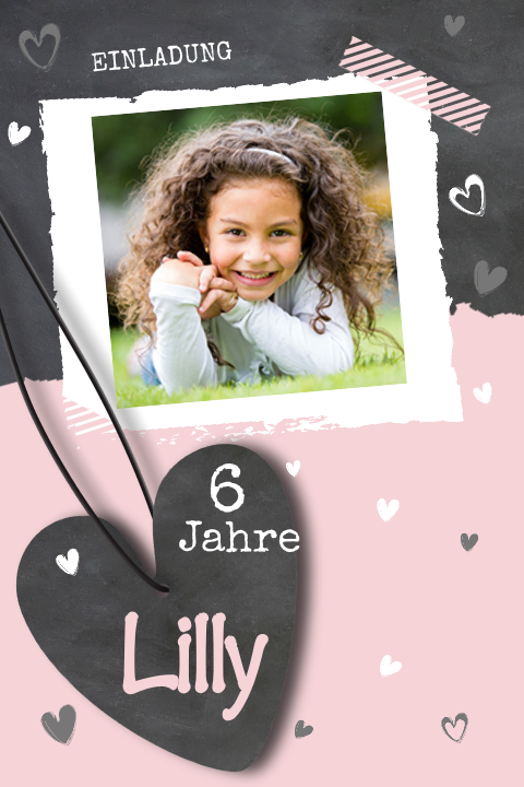 Kindergeburtstagseinladung mit Tafellook, rosa Farbstrich und Herzchen