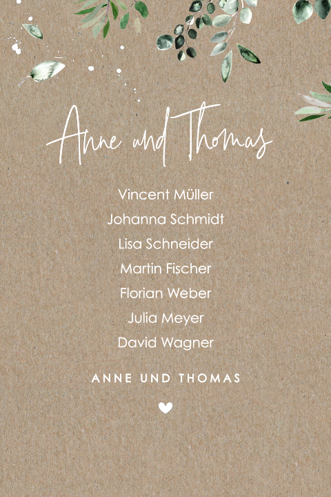 Gruppentischkarten mit Eukalyptuszweigen auf Kraftpapier