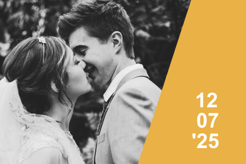 Wir haben geheiratet-Karte mit Hochzeitsfoto und gelben Akzenten