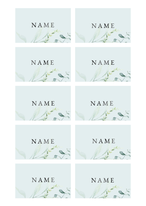 Namenskarten mit Zweigen auf grünem Hintergrund