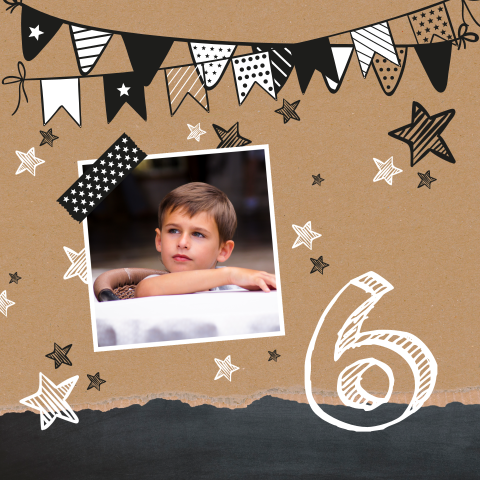 Hippe Einladungskarte mit Kraftpapierhintergrund und Girlande