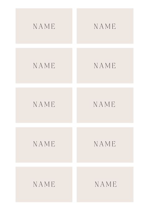 Beige Namenskarten mit klassischer Schrift