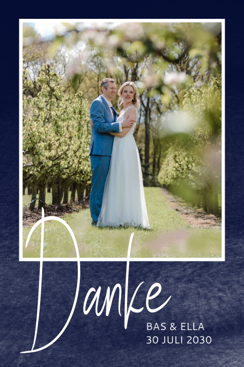 Moderne Dankeskarte mit tiefblauem Hintergrund und Foto