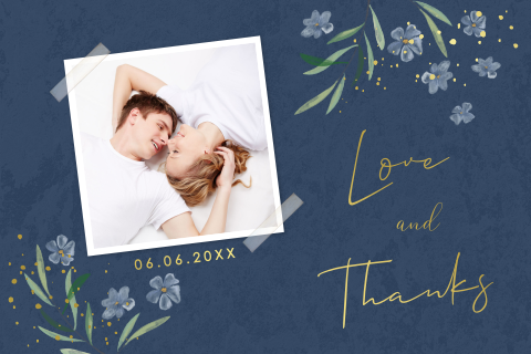 Stilvolle Dankeskarte mit Foto und Blumen auf dunkelblau