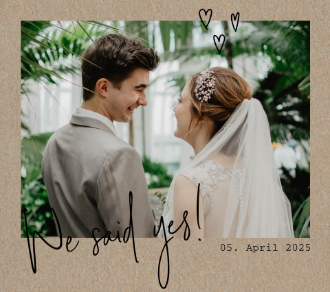 Kraftpapier-Hochzeitskarte mit zentralem Foto und Herzen