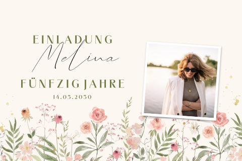 Stilvolle Einladung zum 50. Geburtstag mit Blumenfeld und Foto