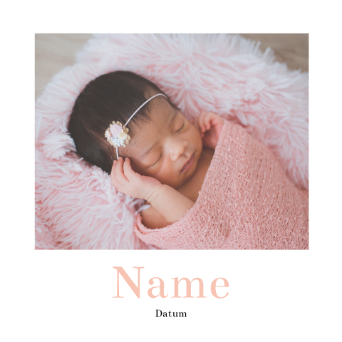 Babykarte mit rosafarbener Schrift und Foto