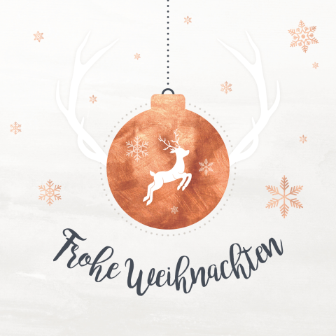 Festliche Einladung in Weihnachtsambiente mit Christbaumkugel