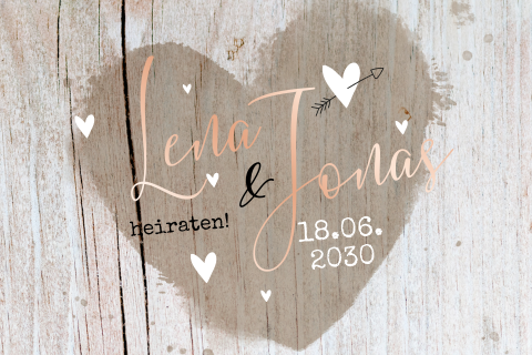 Hochzeitseinladung mit RoségoldfolieHerz auf Holzhintergrund