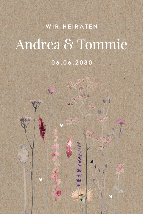 Echte Kraftpapier-Hochzeitskarte mit Blumen und weißen Herzen