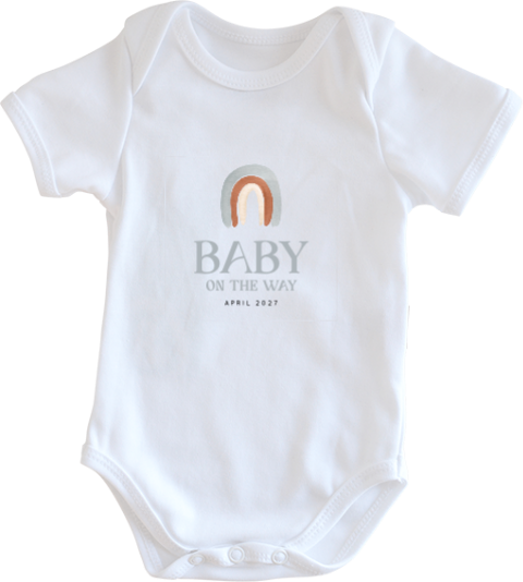 Schwangerschaftsankündigung auf Baby Body mit Regenbogen
