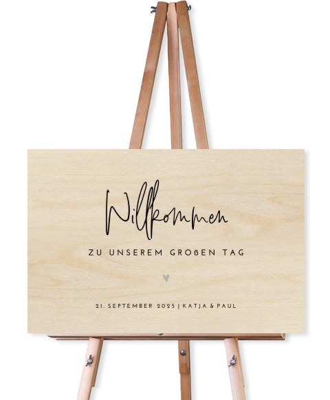 Schlichtes Willkommensschild aus Holz mit Herzen