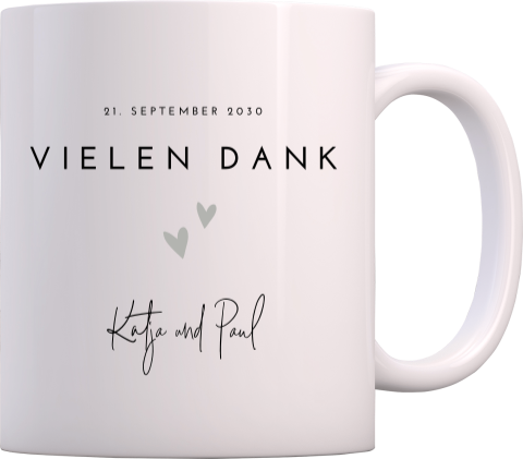 Schlichte Tasse als Danksagung zur Hochzeit mit Namen und Herzen