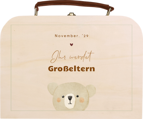 Kinderkoffer als Schwangerschaftsankündigung mit Bärenkopf