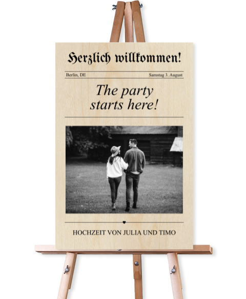 Willkommensschild zur Hochzeit aus Holz im Zeitungs-Stil