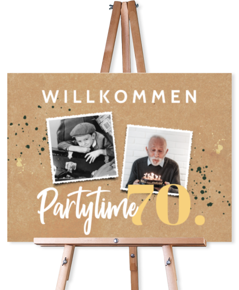 Willkommensschild zum 70. Geburtstag mit sandfarbenem Hintergrund und Fotos