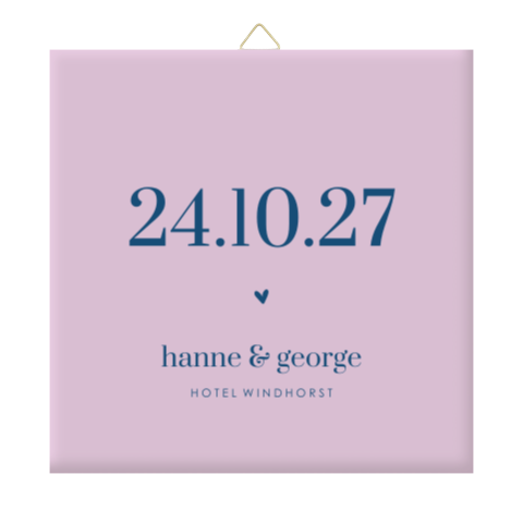 Lila Colorblocking-Fliese mit Datum, Namen & Herz-Detail